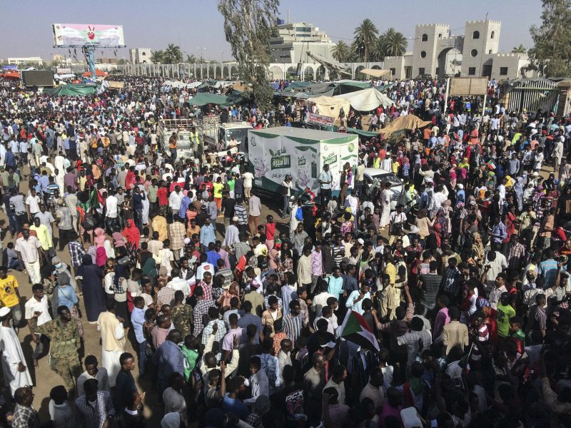 Protesterna i Sudan har lett till att diktatorn Omar al-Bashir avsatts efter tre decennium vid makten.