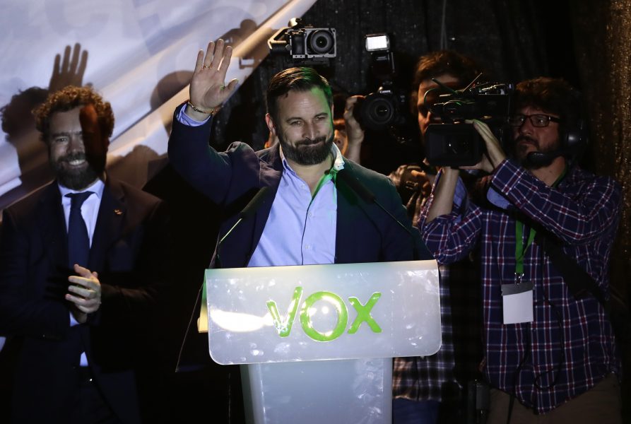 Vox partiledare Santiago Abascal håller ett tal till sina anhängare under valkvällen.