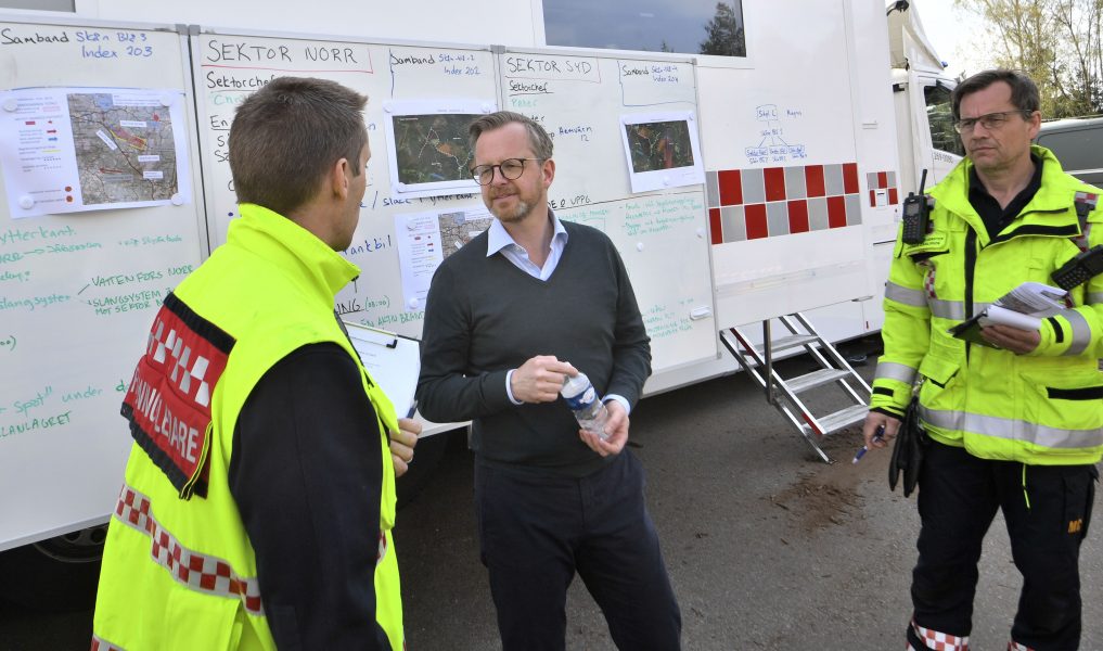 Inrikesminister Mikael Damberg (S) besöker ledningsplatsen för styrkorna som bekämpar skogsbranden utan för Hästveda.