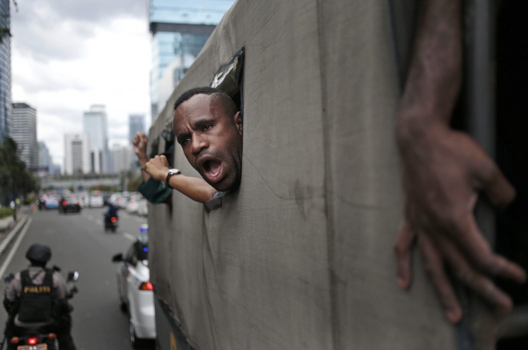En demonstrant från Västpapua körs iväg av polis under en demonstration för Västpapuas självständighet, Jakarta, Indonesien, 1 dec, 2016.