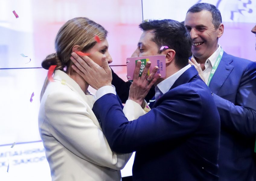 Komikern och nyblivne ukrainska presidenten Wolodomys Zelenskiy och hans fru Olena Zelenska under den andra valomgången, den 21 april.