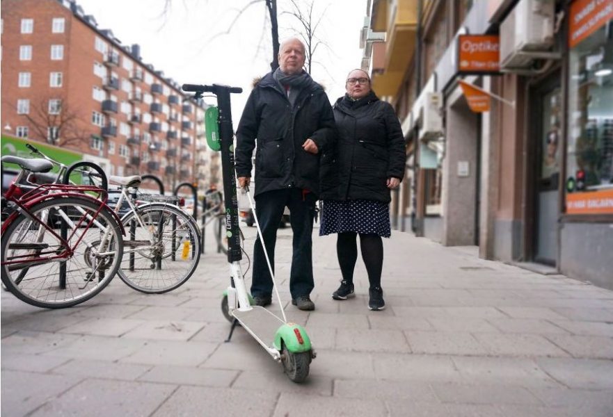 Kaj Nordquist, ordförande för Synskadades riksförbund Stockholms stad och Sandra Lindquist, intressepolitisk ombudsman för samma förening, vill att felparkerade sparkcyklar forslas bort av staden.