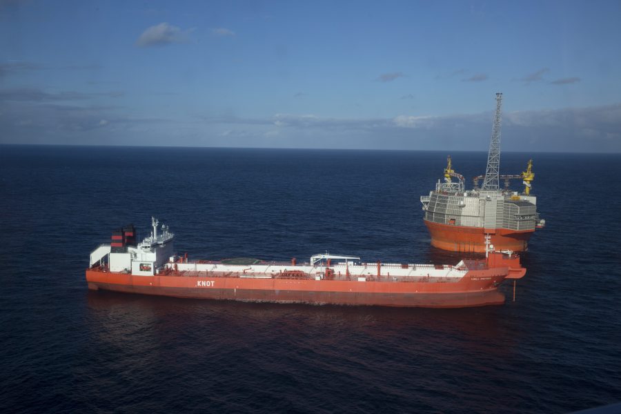 Aktivister från Greenpeace har klättrat ombord på en oljerigg i Barents hav i Norge.