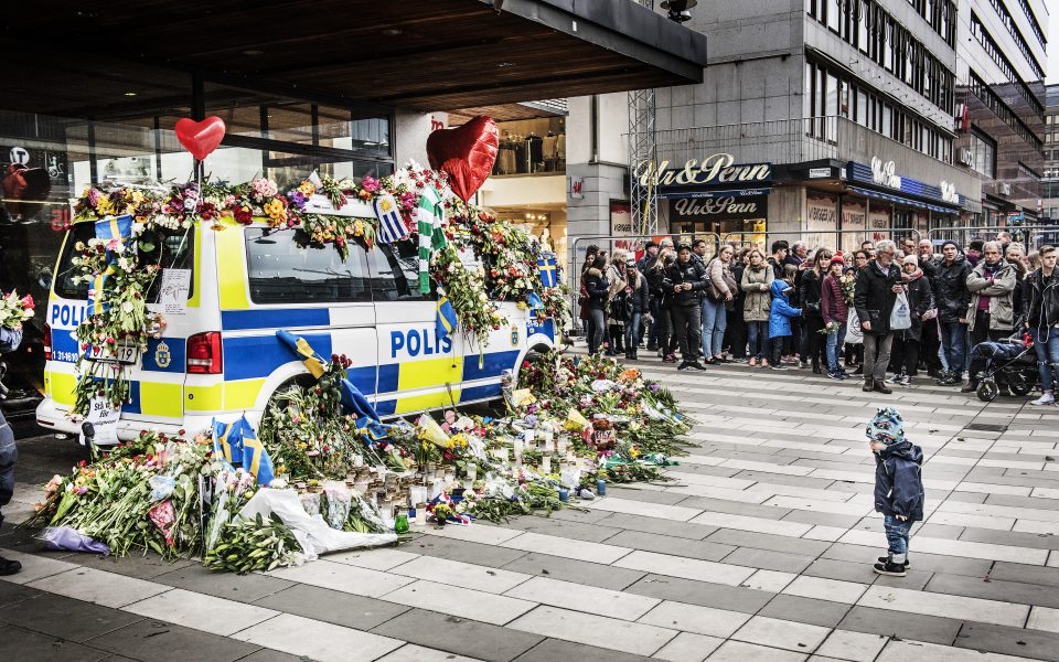 En tyst minut för terroroffren utanför varuhuset Åhléns i Stockholm, tre dagar efter terrordådet den 7 april 2017.