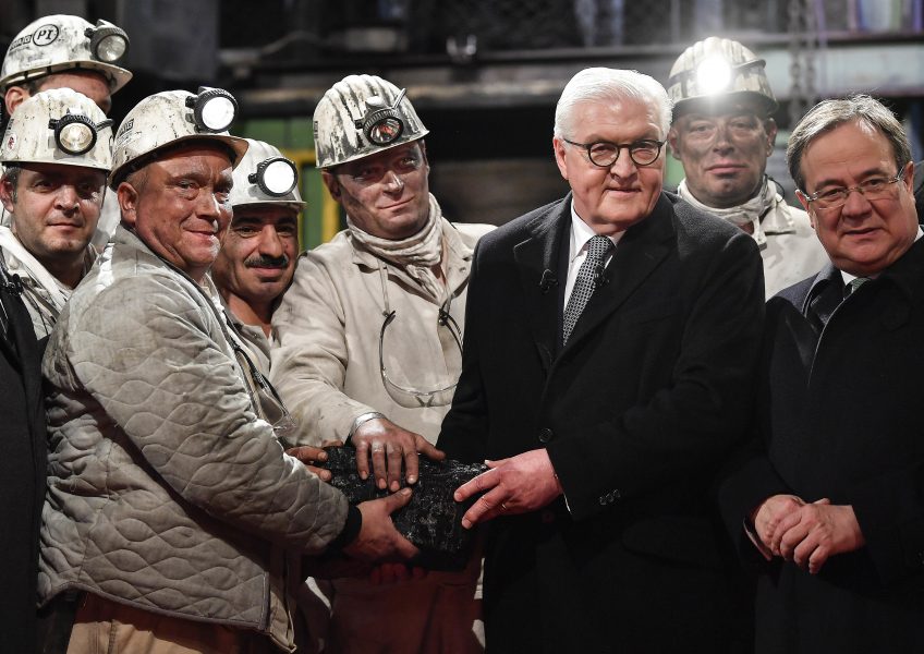 Tysklands president Frank-Walter Steinmeier tar emot en symbolisk sista klump kol vid en avslutningsceremoni för den sista tyska kolgruvan, Prosper-Haniel i Bottrop, Tyskland, som stängdes den 21 december 2018.