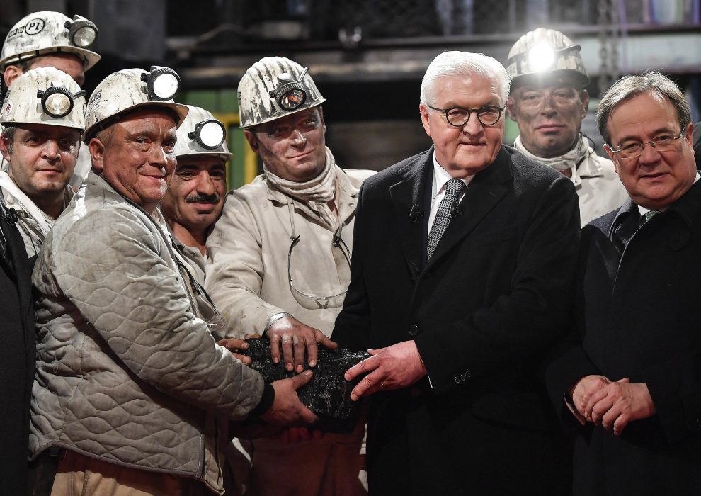 Tysklands president Frank-Walter Steinmeier tar emot en symbolisk sista klump kol vid en avslutningsceremoni för den sista tyska kolgruvan, Prosper-Haniel i Bottrop, Tyskland, som stängdes den 21 december 2018.