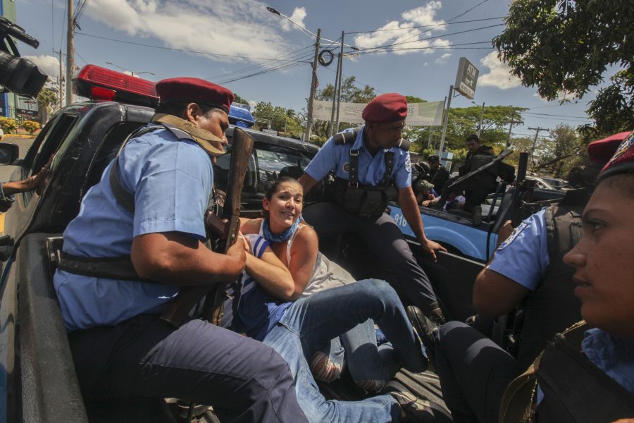 Polis griper en demonstrant i Nicaraguas huvudstad Managua i mars.