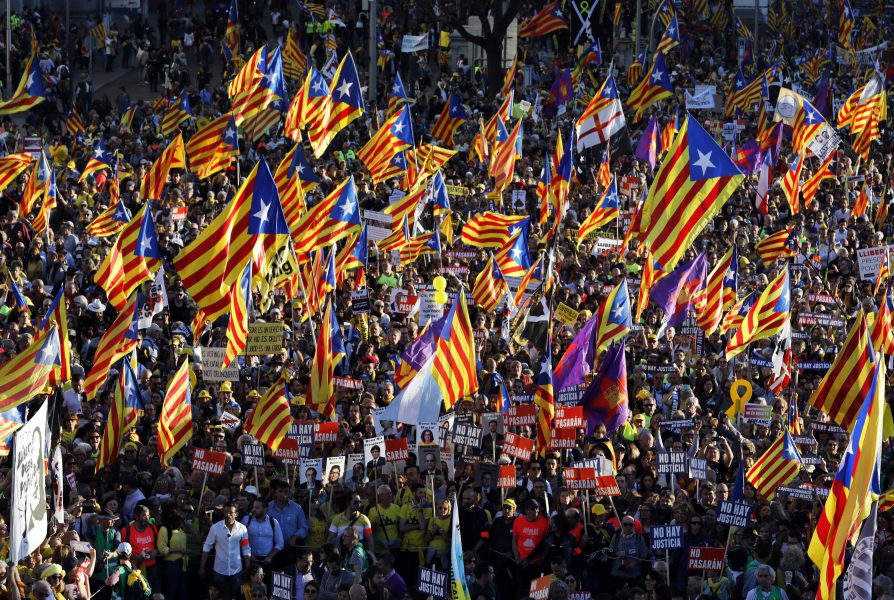 Katalanska politiker uppmanar separatisterna att vara öppna för en dialog.