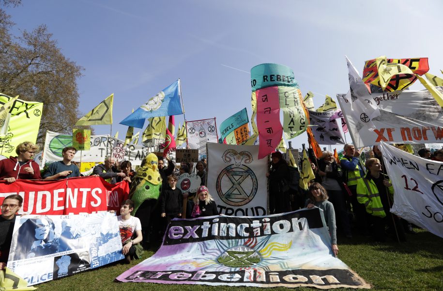Klimatdemonstranter har samlats på Parliament Square i London.