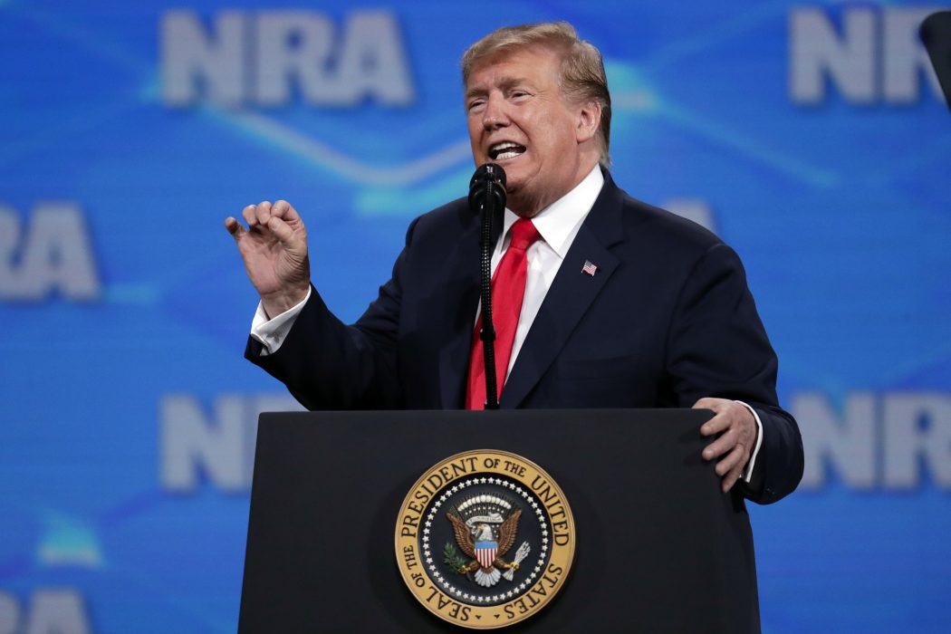 Trumps besked att USA drar sig ur FN:s vapenhandelsfördrag mottogs med jubel av publiken på NRA:s årsmöte i Indianapolis under fredagen.