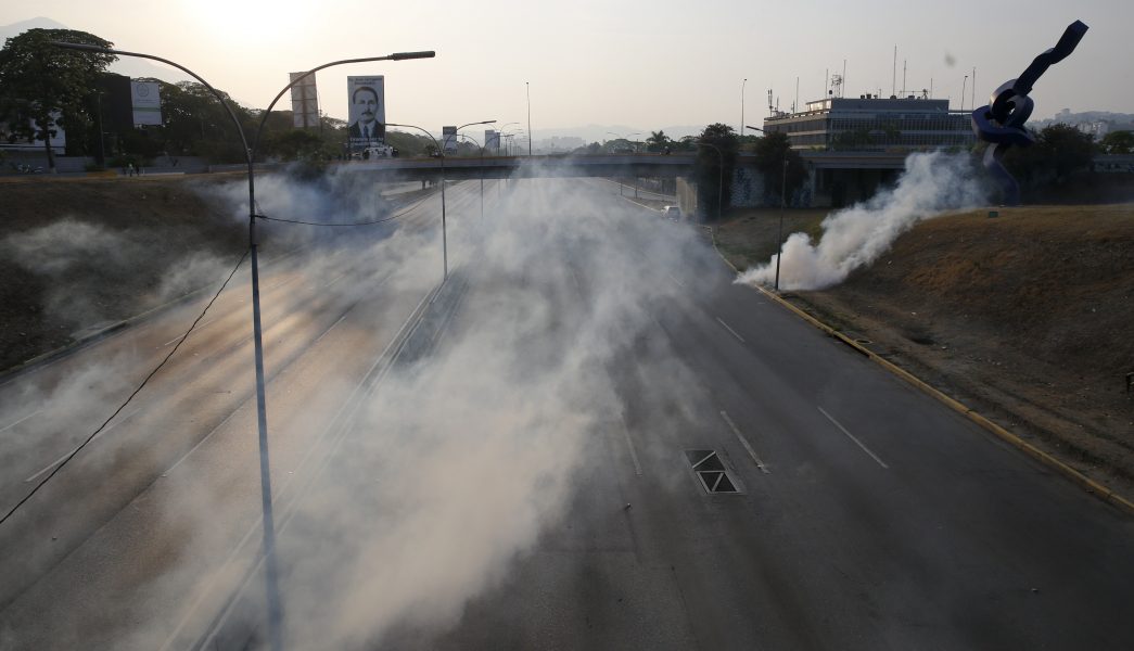 Tårgas har satts in vid den väg som leder till flygbasen där Juan Guaidó talade.