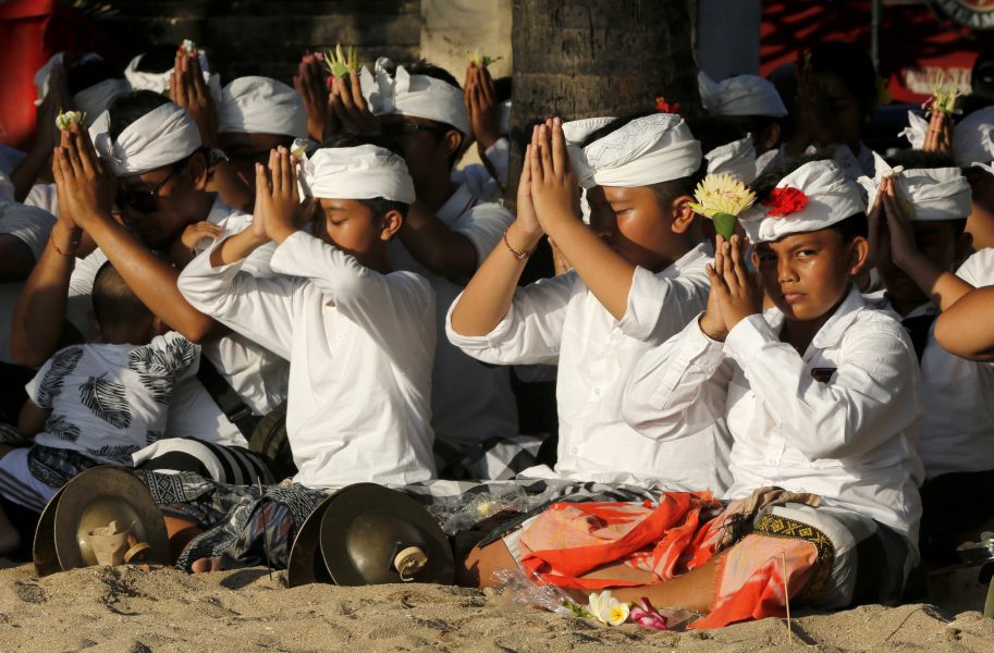 Hinduer från Bali vid en fullmåneritual.