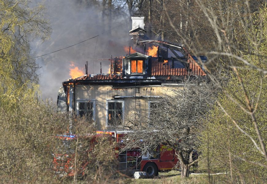 En kraftig brand bröt ut i en herrgård i Norsborg söder om Stockholm.