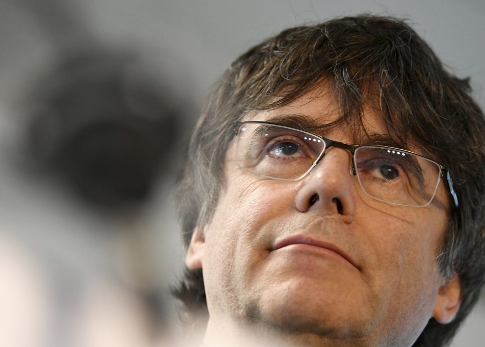 Den landsflyktige katalanske separatistledaren Carles Puigdemont får inte ställa upp i EU-valet efter beslut av Spaniens valmyndighet.