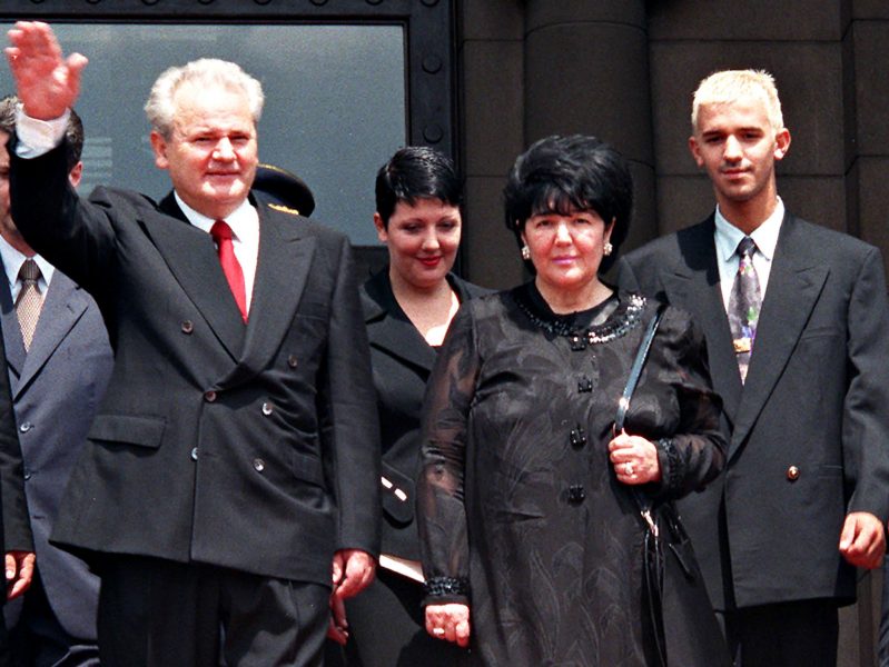 Slobodan Milosevic och frun Mira Markovic, flankerad av sina barn i en bild tagen i juli 1997.