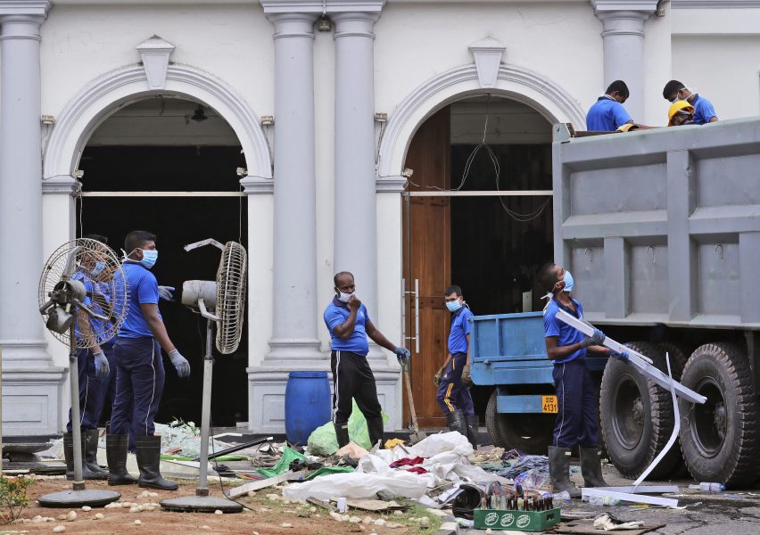 Soldater röjer upp i kyrkan S:t Anthony i Sri Lanka som var en av de platser som bombades under påskhelgen.