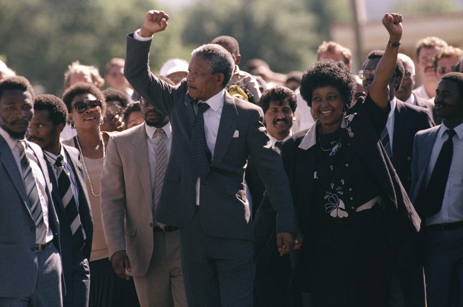 Frihetskämpen och sedermera Sydafrikas förste svarte president Nelson Mandela släpps ur fångenskapen den 11 februari 1990.
