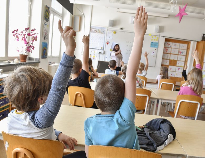 Färre elever och lärare känner sig trygga i skolan, visar Skolenkäten.
