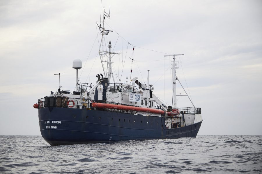 Migranterna finns på ett fartyg som tillhör den tyska hjälporganisationen Sea Eye.