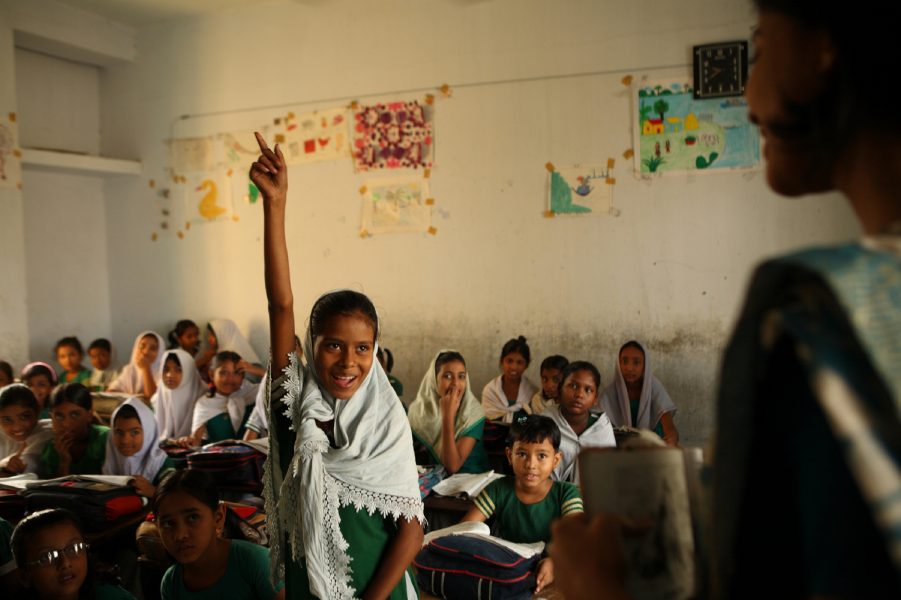 I Bangladesh säger ett stort antal flickor att de känner sig obekväma med att gå till skolan under menstruationen på grund av magsmärtor och av rädsla för att de tygbitar som används som skydd ska läcka.