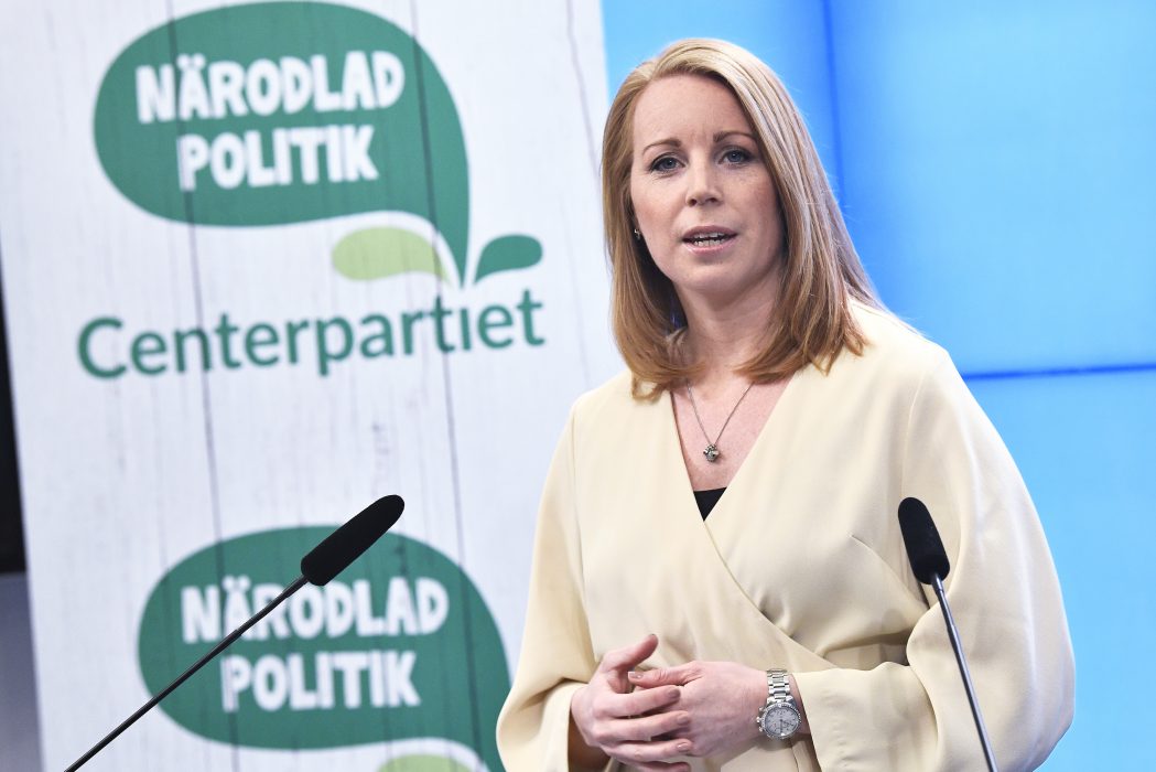 Foto: Claudio Bresciani | Centerpartiets partiledare Annie Lööf (C) presenterar partiets budgetsförslag under en pressträff i riksdagens presscenter i Stockholm.