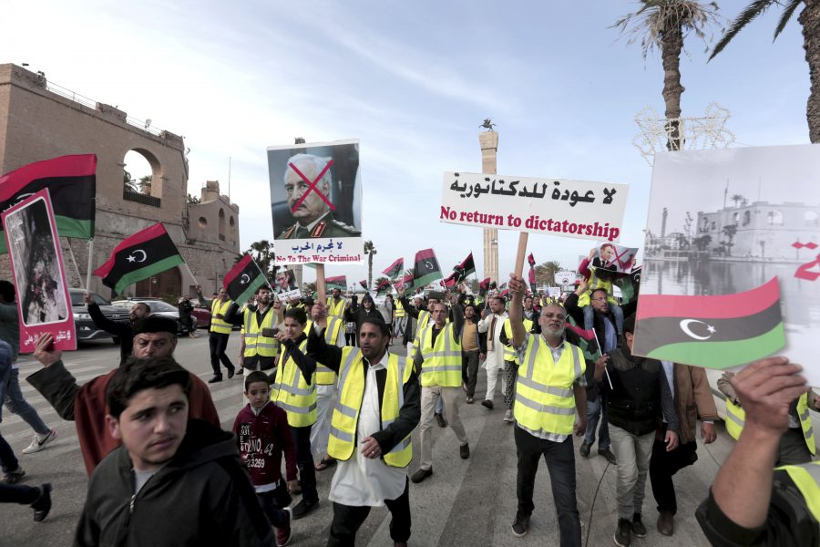 Demonstranter i gula västar i Libyens huvudstad Tripoli på fredagen.