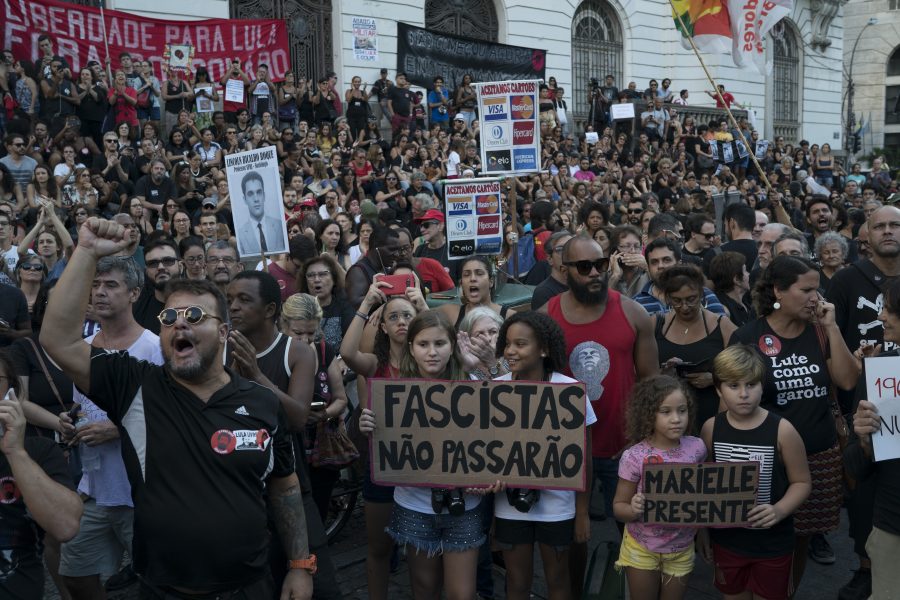 Brasilianare protesterade under söndagen.