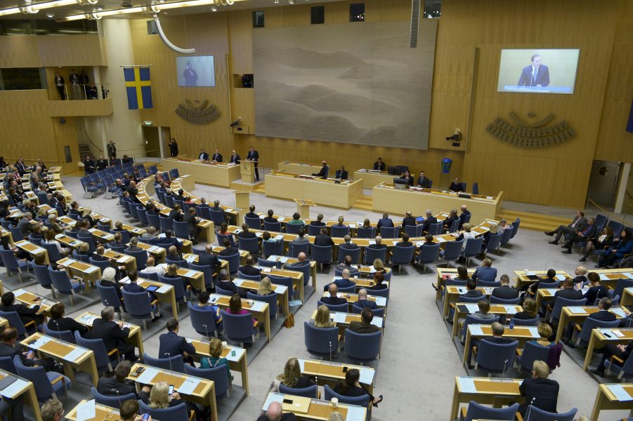 Foto: Janerik Henriksson/TT | Flera partier vill sätta stopp för lön till riksdagsledamöter som inte deltar i arbetet.