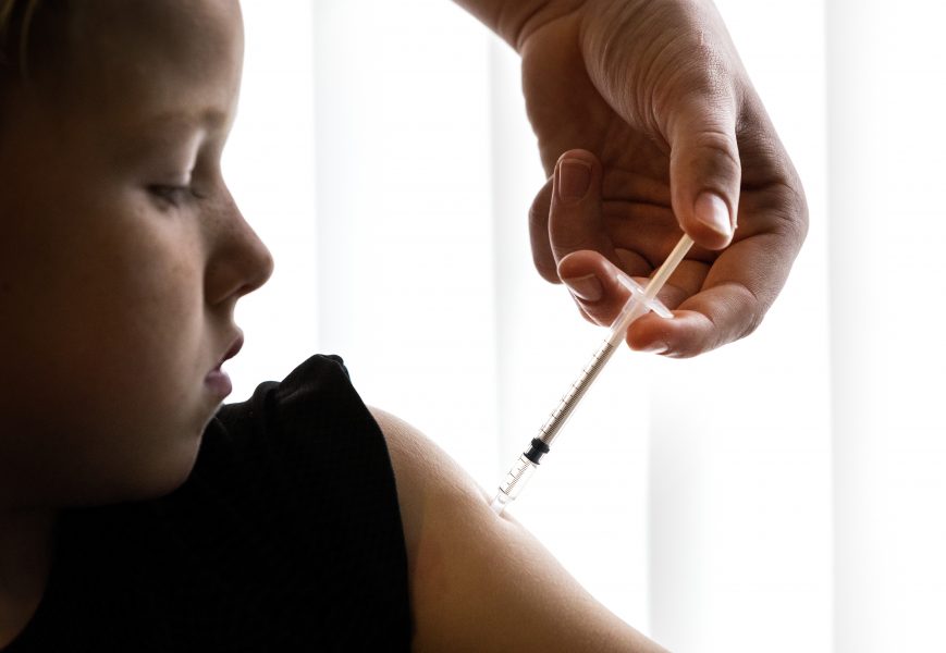 En majoritet av svenskarna är positiv till att införa obligatorisk vaccination av barn.