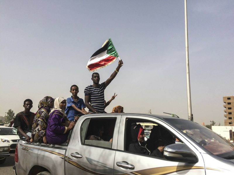 Tiotusentals firade på gatorna i Khartoum.