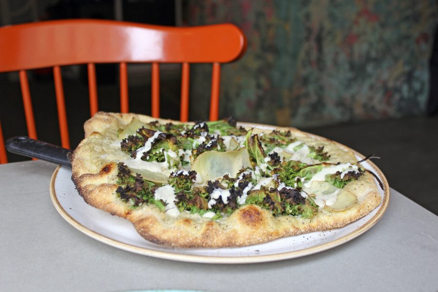 En krämig senapskräm i kombination med en lätt saltad grönkål resulterar i en välarrangerad och inbjudande pizza.