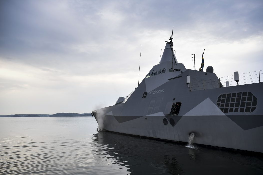Den svenska korvetten Helsingborg, av Visby-klass, lämnar hamn för att bege sig ut till området för den militära ubåtsjaktövningen.