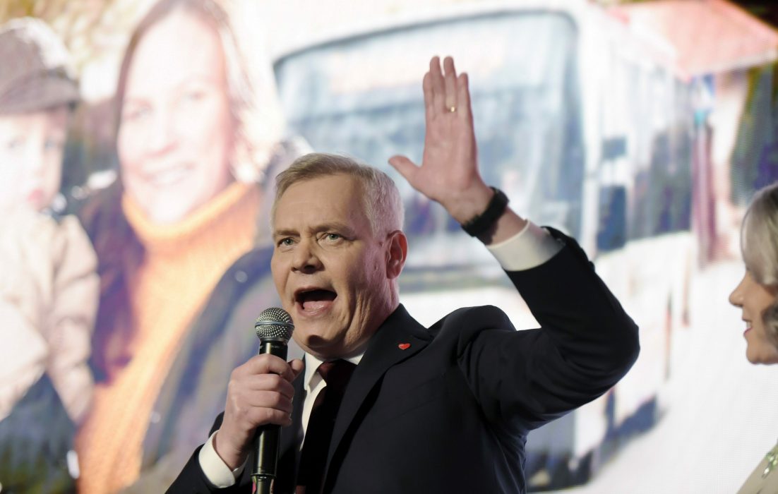Socialdemokraternas ledare Antti Rinne i tal på sitt partis valvaka.