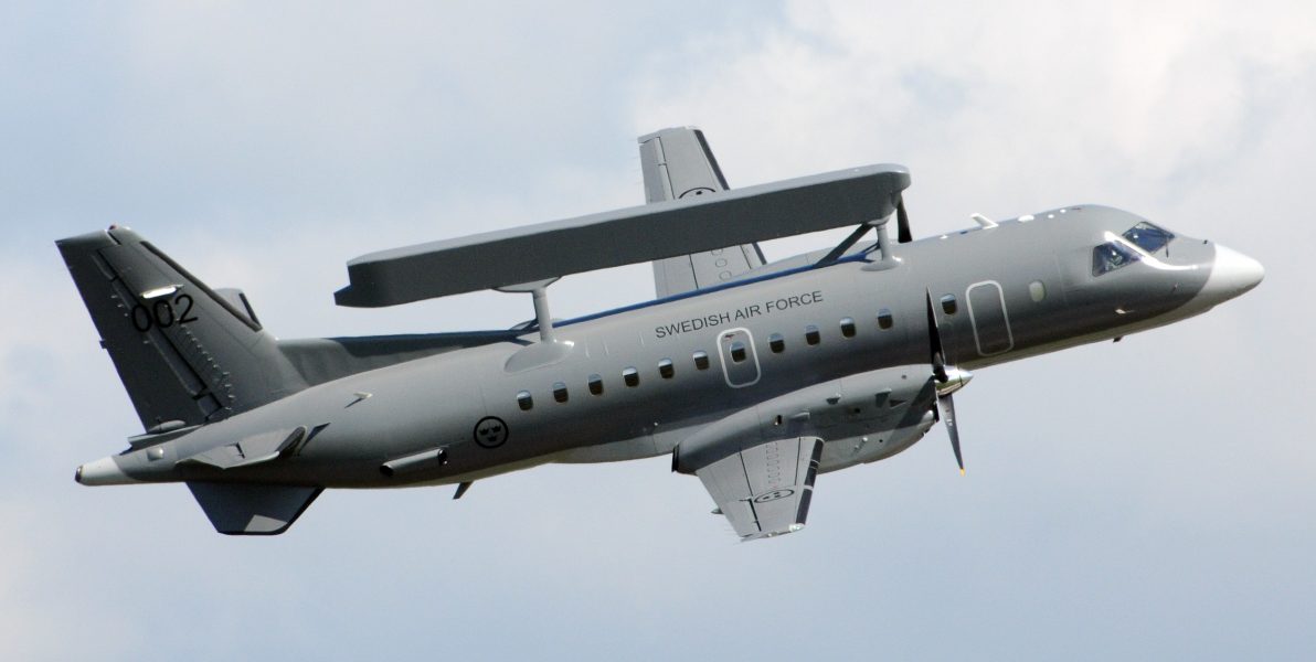 En Saab 340AEW med en Ericsson Erieye-radar på ryggen.