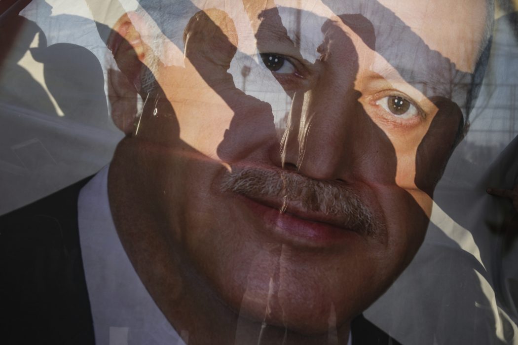 På bilden syns en valaffisch med Turkiets president Recep Tayyip Erdogan.