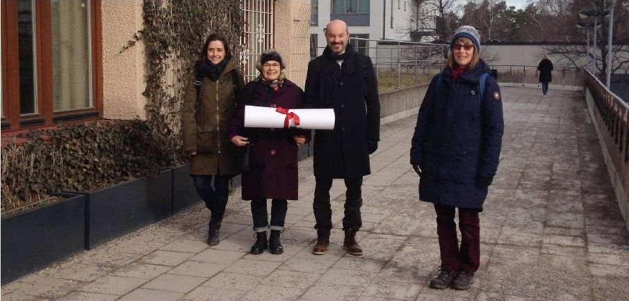 Maria Suarez, Magdalena Sievers, Daniel Wohlgemuth och Birgitta Hellström på väg att överlämna medborgarförslaget i en pergamentrulle med sidenband till stadsdelsförvaltningen i Skarpnäck.