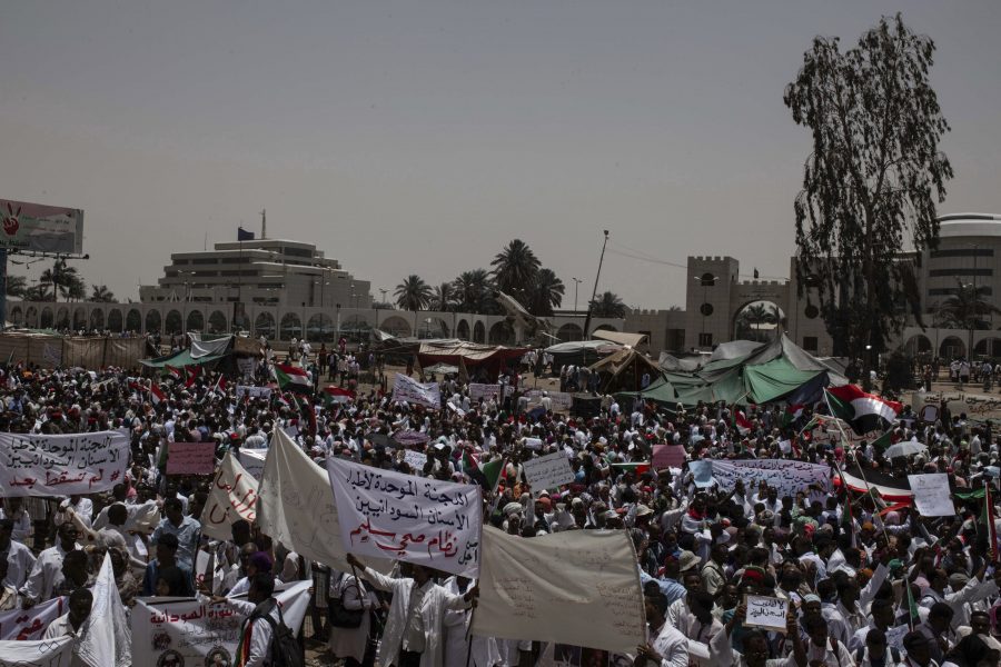 Demonstranter utanför försvarsdepartementet i Sudans huvudstad Khartum.