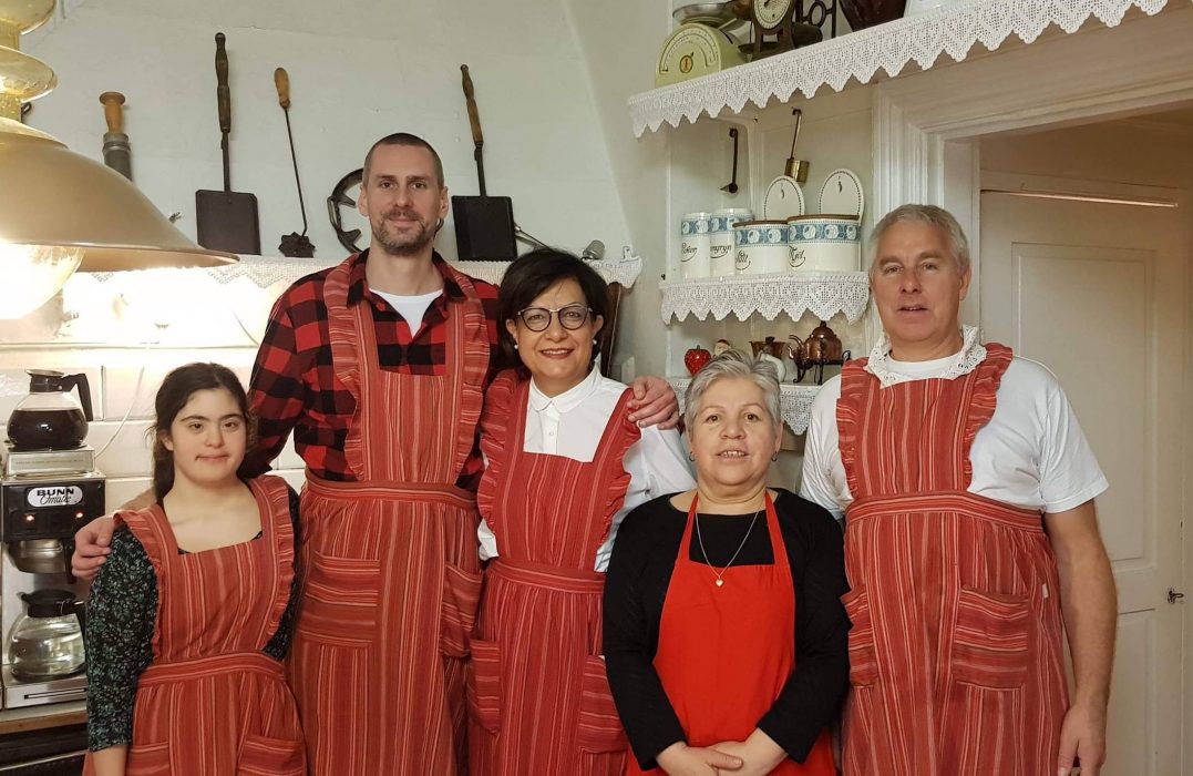 Lisa Rosén | Volontärer och personal på Södergårdens julbasar.