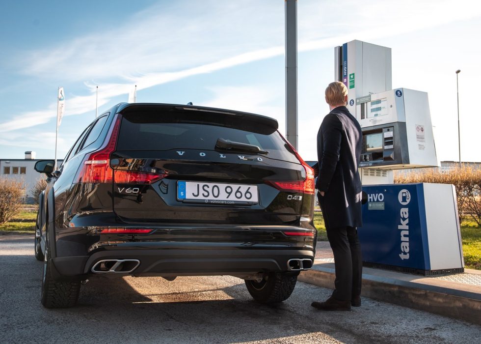 Nu får även privatpersoner med Volvobilar tanka HVO100.
