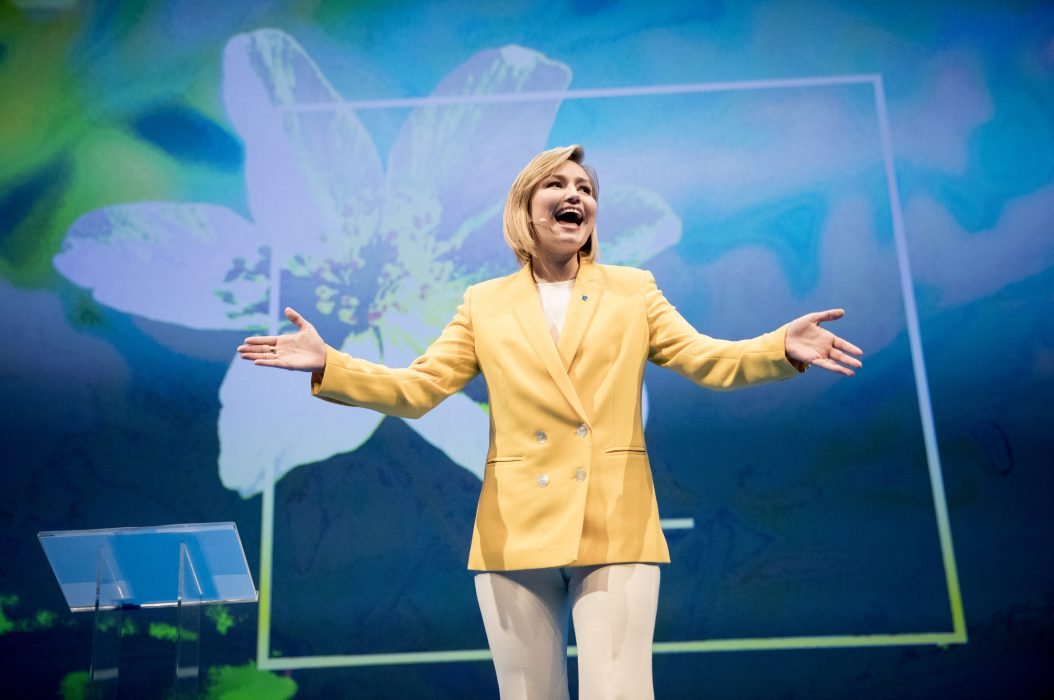 Partiledaren Ebba Busch Thor får beröm i Kristdemokraternas valanalys.