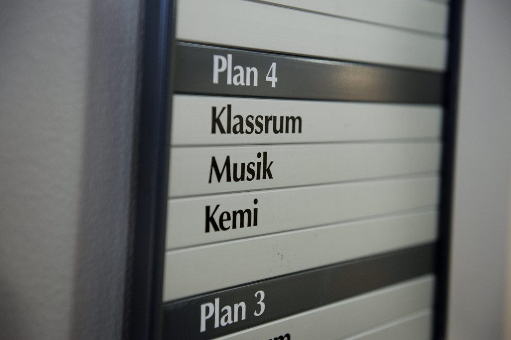 Beskedet om vilken skola tusentals elever ska gå i dröjer.