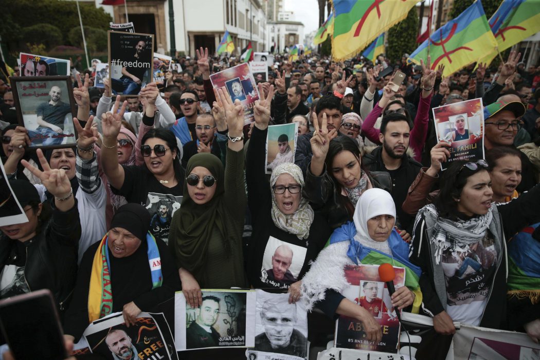Tusentals demonstranter i Rabat, med berbiska flaggor.