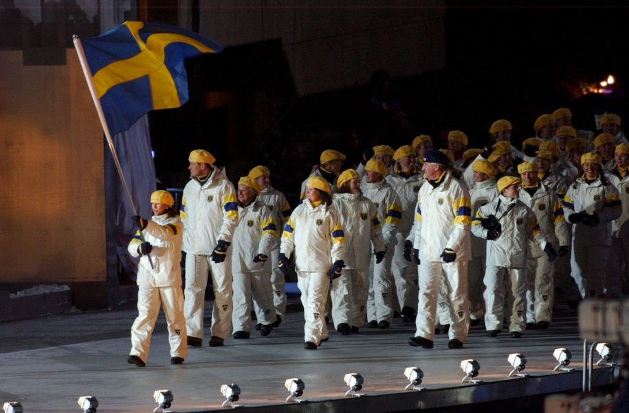 Den svenska truppen tågar in under invigningen av OS i Salt Lake City år 2002.