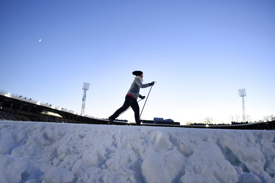 En ensam skidåkare på Stockholms stadion efter att Sverige lämnat in sin ansökan om att arrangera vinter-OS och Paralympics 2026.