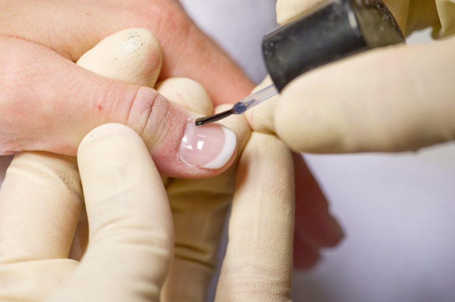 Stora brister har uppdagats i svenska massage- och nagelsalonger.