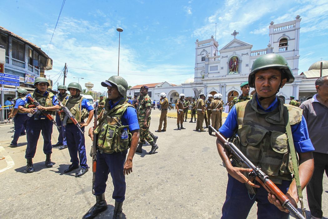 Soldater vaktar en kyrka i Colombo efter söndagens attacker i Sri Lanka.