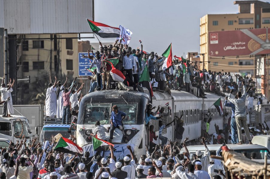 Demonstranter anländer från Atbara till Khartoum den 22 april.