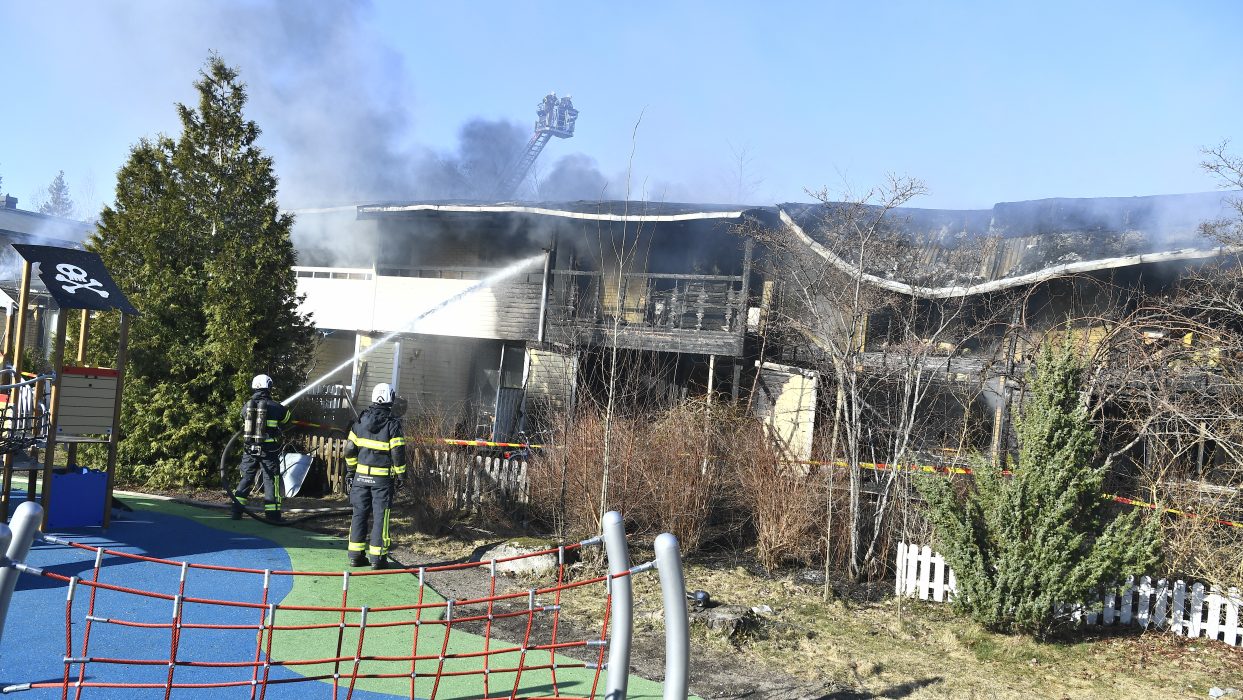 Claudio Bresciani/TT | En kraftig brand har rasat i en radhuslänga i Järfälla.