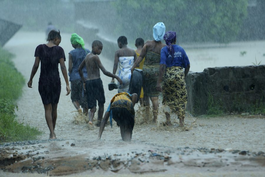 Människor som drabbats av orkanen Kenneths framfart i Moçambique flyr sina översvämmande hem.