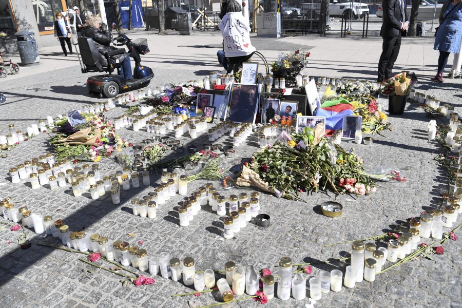 Minnesplats för de unga män som sköts till döds i Sätra i april.